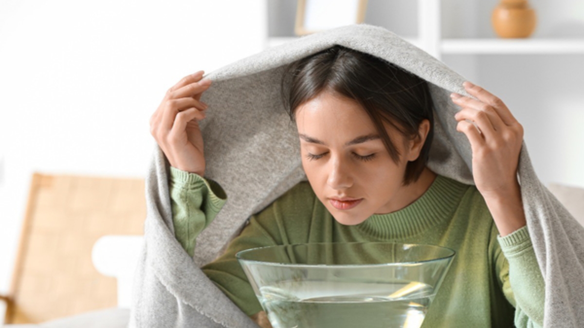Dùng một chiếc khăn tắm lớn trùm kín toàn bộ phần đầu và bát nước