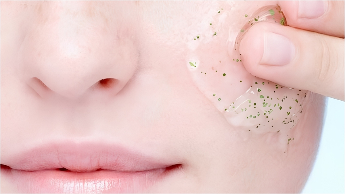 Tránh chọn sữa rửa mặt có các hạt chà xát thô to