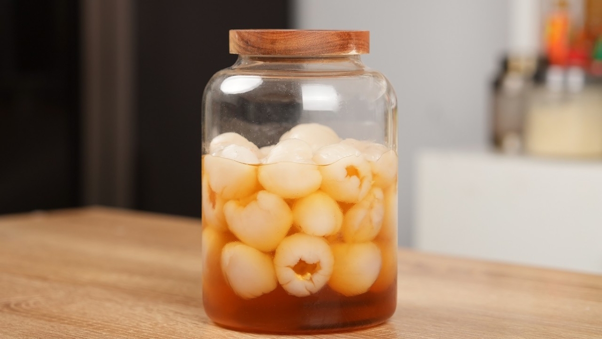Nấu nước đường phèn và ngâm vải