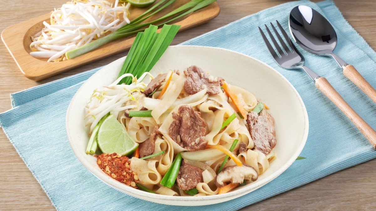 Nguyên liệu tươi ngon giúp món phở trộn có hương vị hấp dẫn và giữ được độ mềm