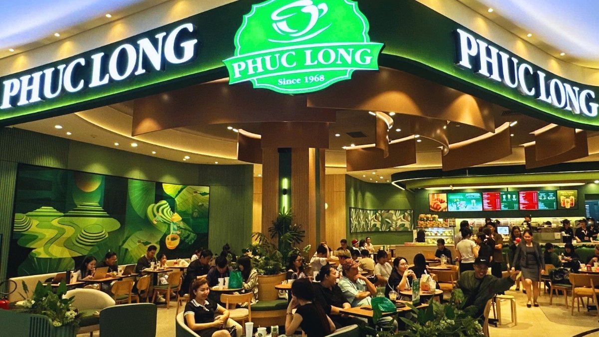 Không gian Phúc Long nổi bật với tông màu xanh lá và nâu chủ đạo