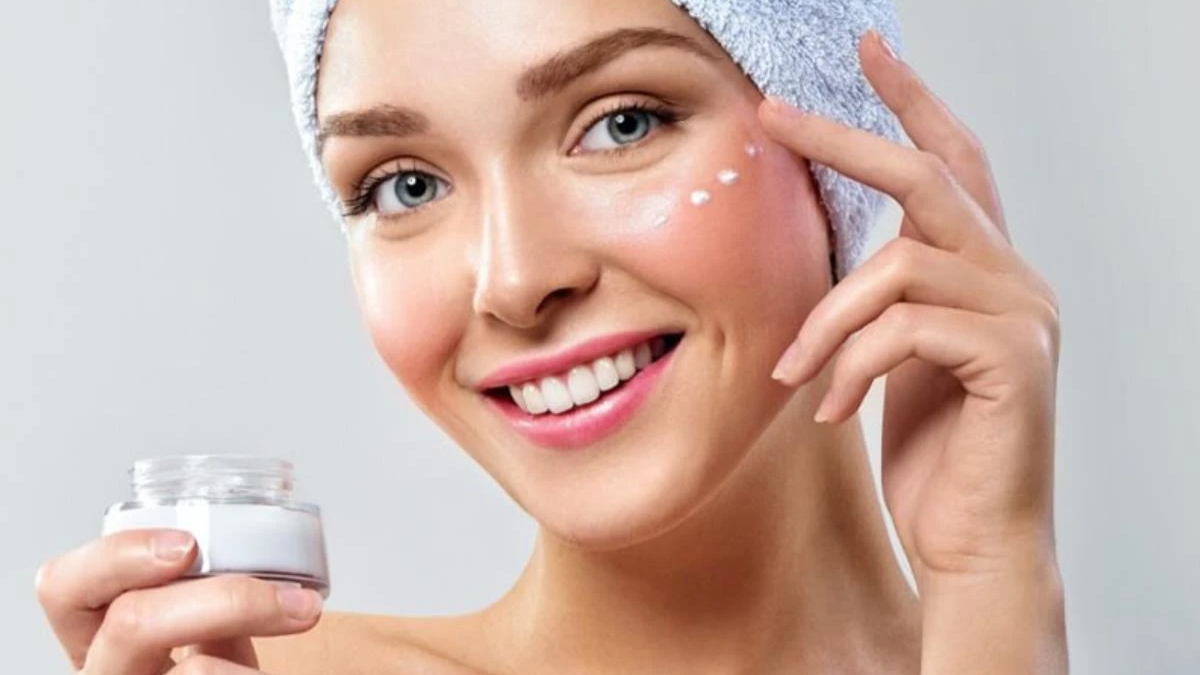 Thoa kem dưỡng ẩm để bổ sung và duy trì độ ẩm cho da