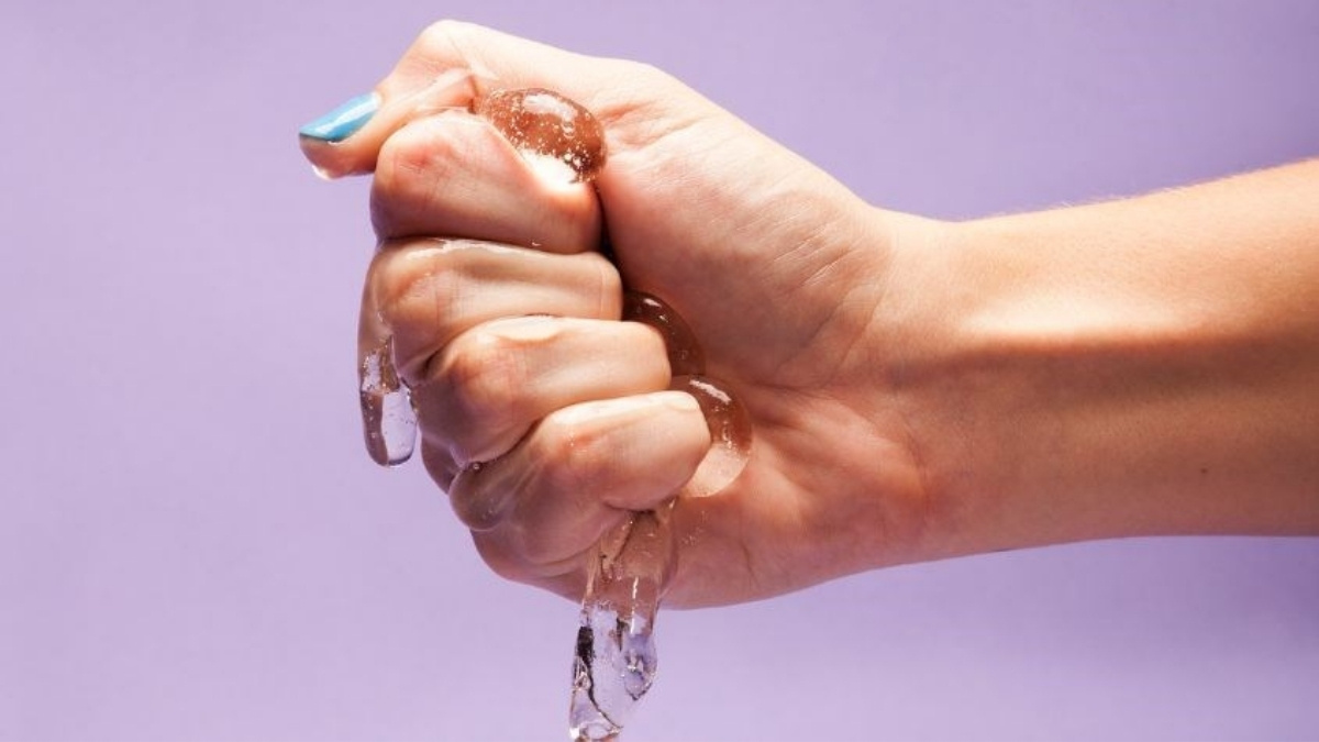 Làm sạch gel bôi trơn gốc dầu cần được thực hiện cẩn thận và chậm rãi