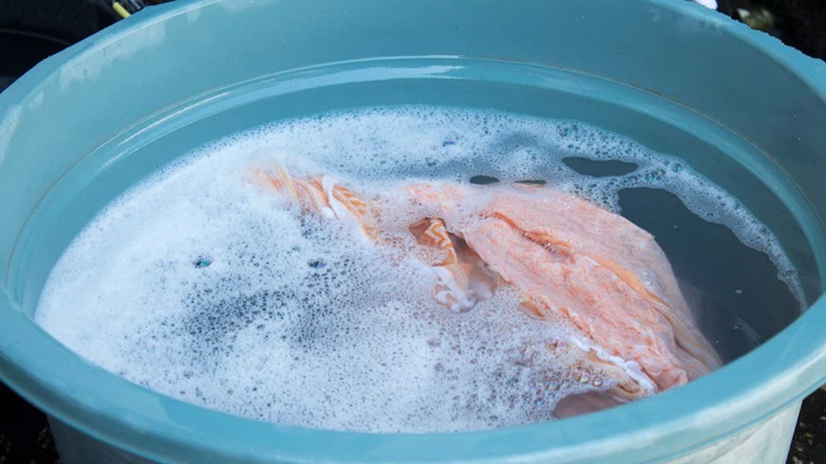 Ngâm quần áo trước khi giặt