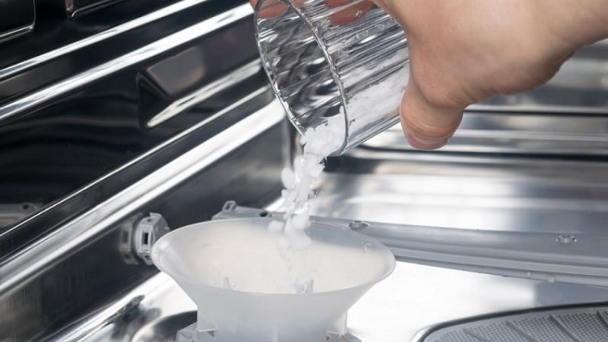Đổ muối vào khoang chứa