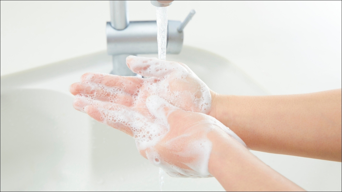 Tạo bọt kỹ ra lòng bàn tay trước khi áp lên mặt