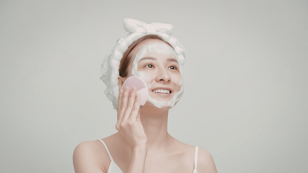 Nếu ngân sách hạn chế, có thể ưu tiên sữa rửa mặt phù hợp, kem dưỡng và chống nắng trước