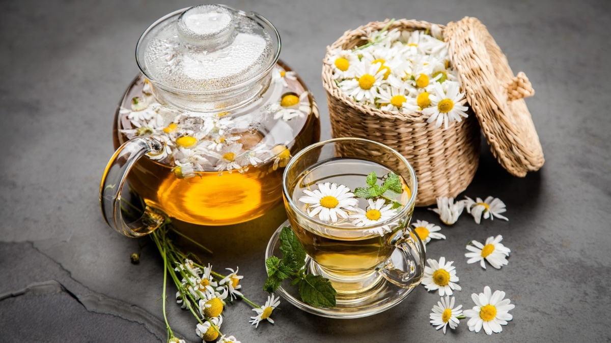 Trà hoa cúc là thức uống thảo mộc được pha từ hoa cúc tươi hoặc hoa đã sấy khô