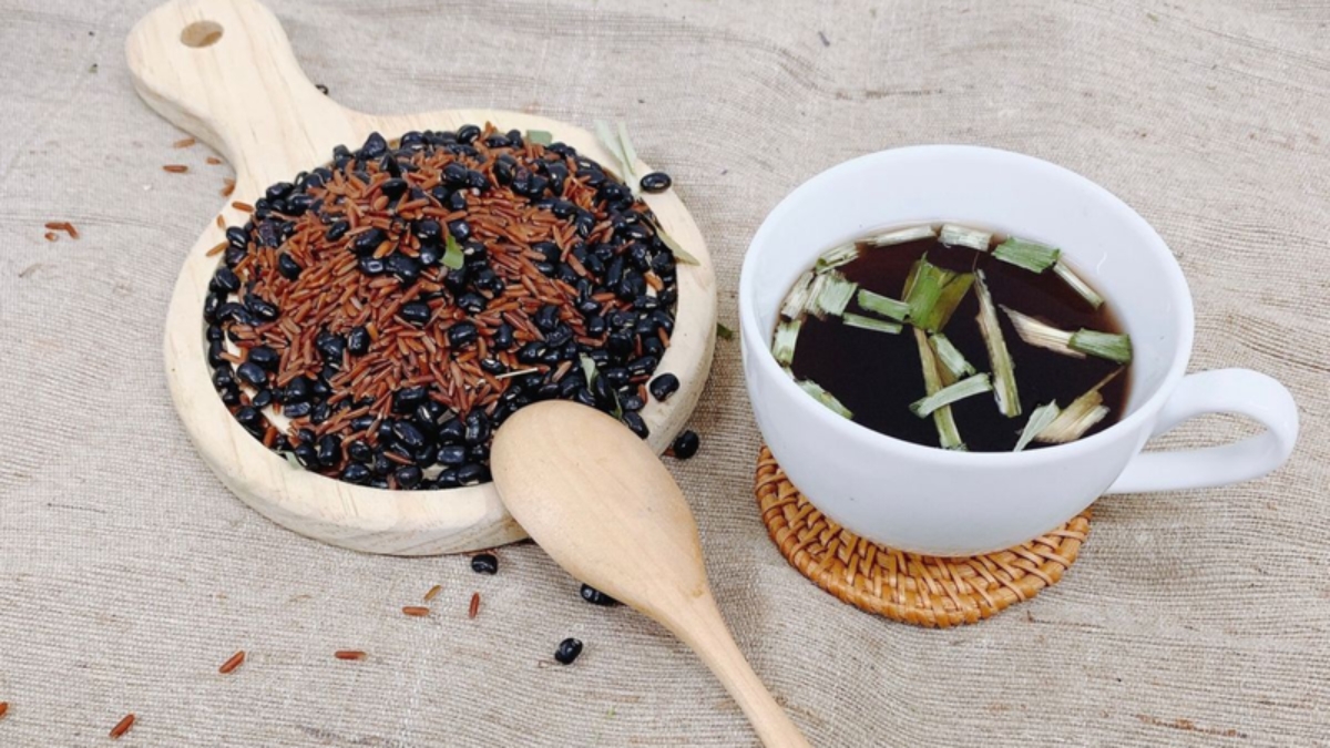 Uống trà gạo lứt đậu đen cũng là một cách bổ sung nước cho cơ thể