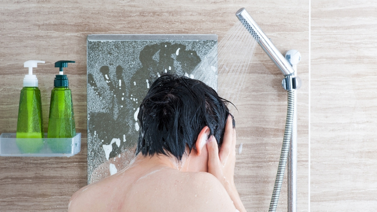 Xả lại mái tóc bằng nước mát