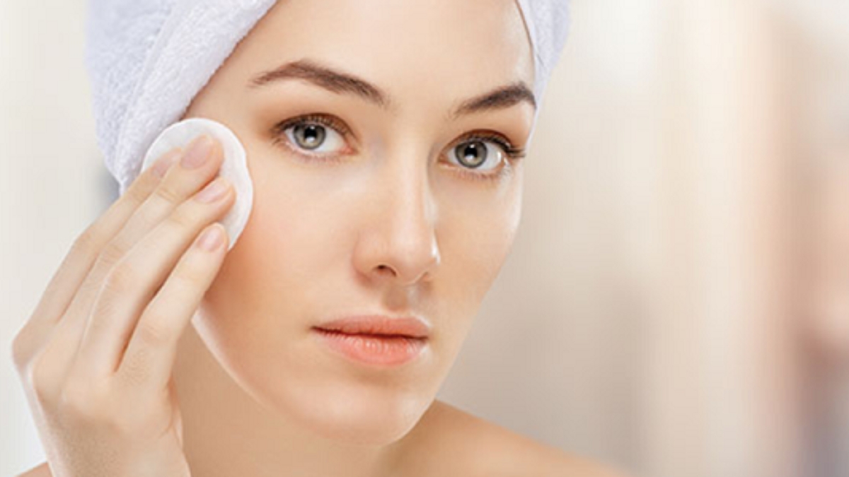 Làm sạch da phù hợp với tình trạng da rồi dùng khăn sạch thấm nhẹ nước