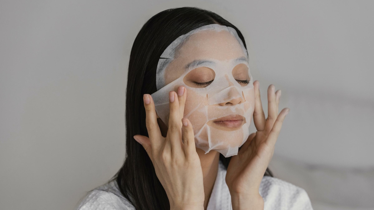 Dùng đầu ngón tay vuốt nhẹ từ trung tâm ra ngoài