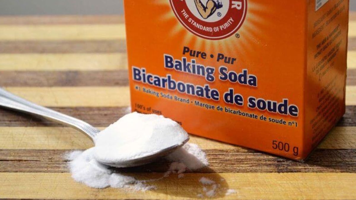 Baking soda có tính kiềm và khả năng làm sạch dầu