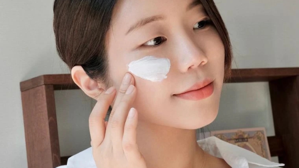 Thoa kem chống nắng để bảo vệ da