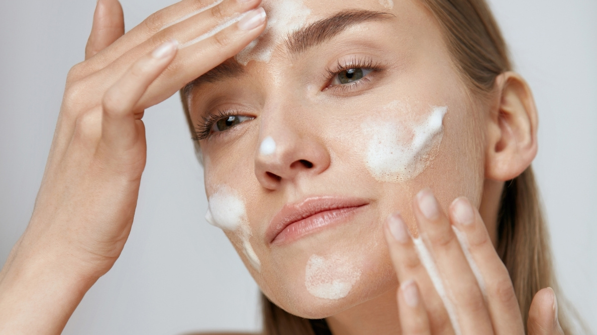 Chọn sữa rửa mặt không chứa hương liệu, cồn khô, paraben và chất tạo màu để ngăn ngừa kích ứng