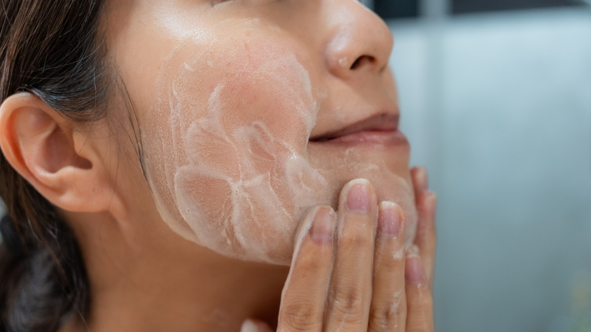Da nhạy cảm dầu mụn nên chọn sữa rửa mặt dạng gel ít bọt, chứa BHA < 1%