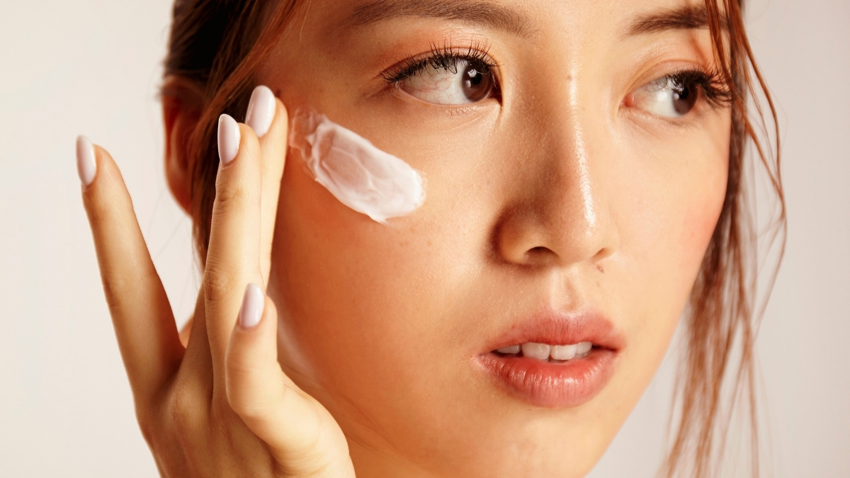 Lấy một lượng kem cỡ hạt đậu, chấm đều lên các điểm trên mặt và massage nhẹ nhàng