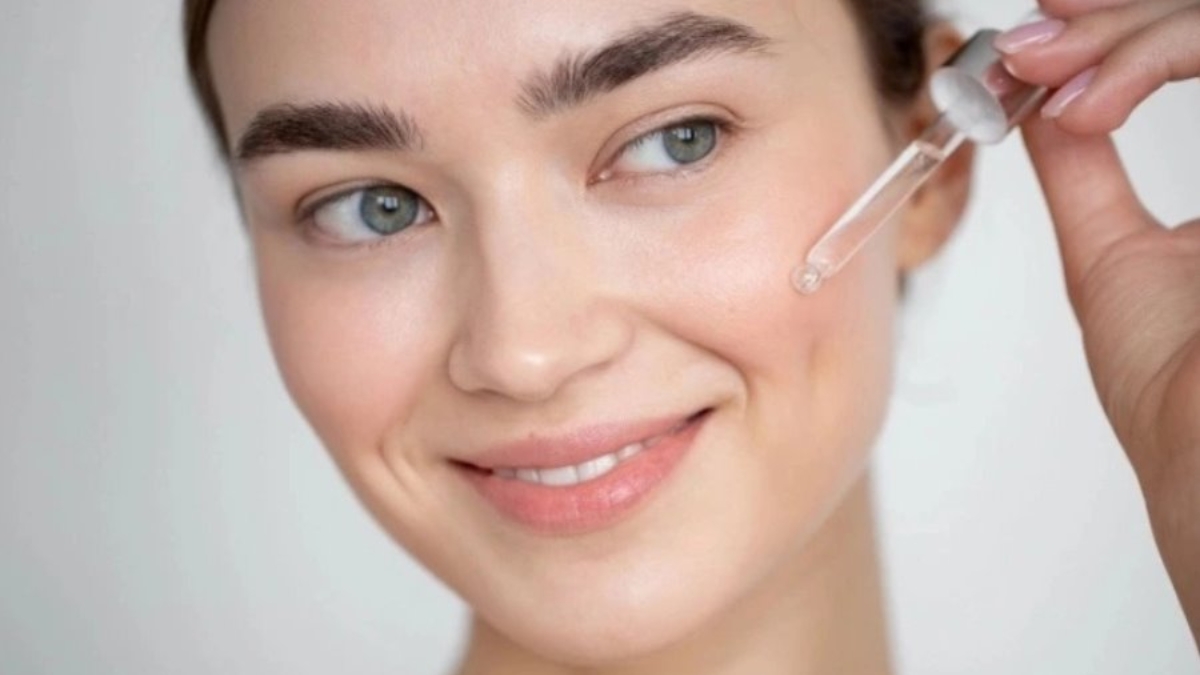 Giữ đầu ống serum cách da để hạn chế tiếp xúc trực tiếp