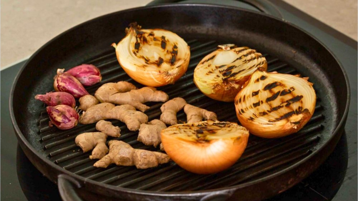 Nướng hành tây, gừng trên bếp