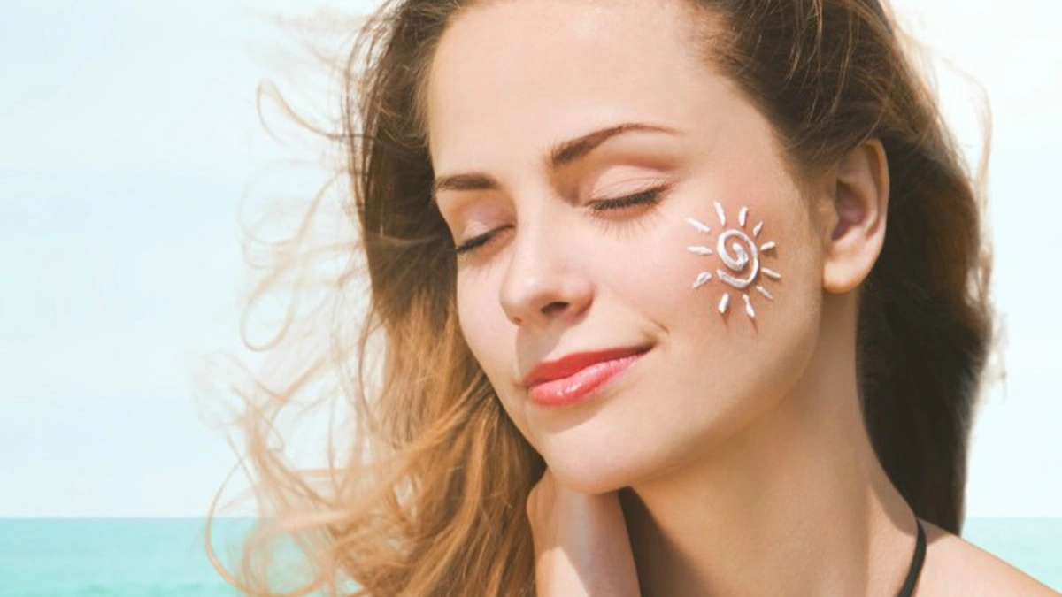 Sau bước thoa serum hoặc kem dưỡng, hãy đợi khoảng 2 - 3 phút rồi mới thoa kem chống nắng