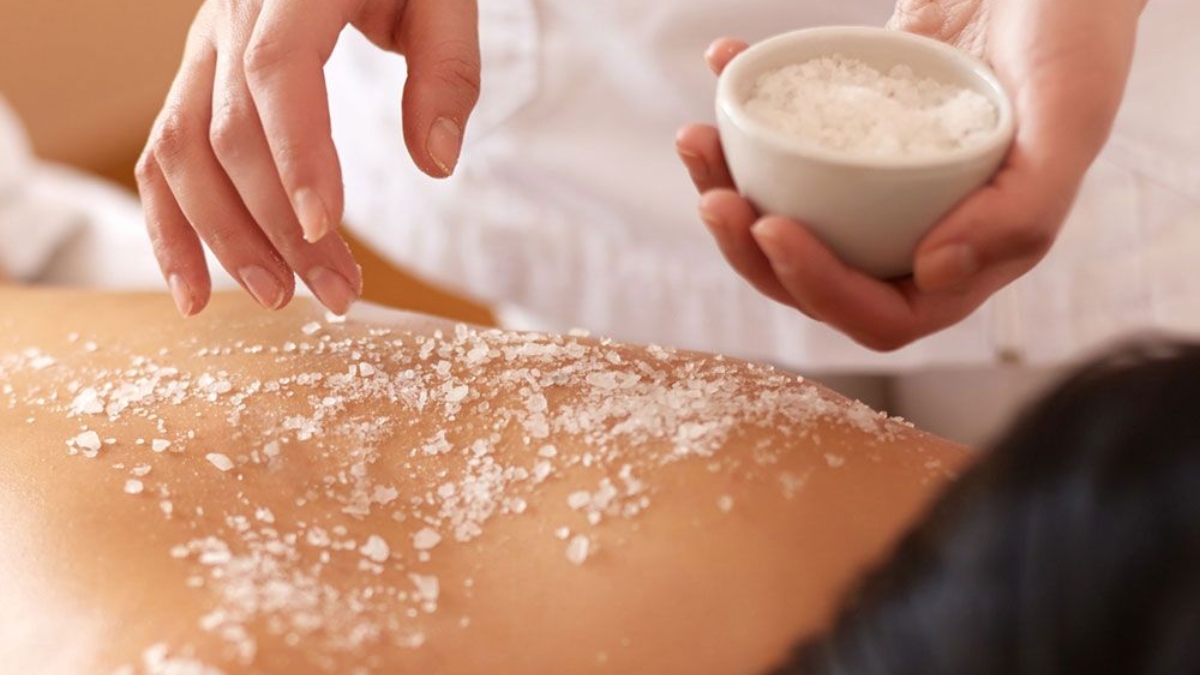 Muối tắm được sử dụng để làm sạch da, tẩy tế bào chết