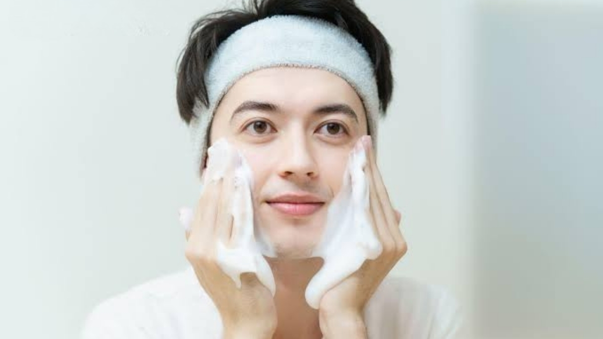 Lấy sữa rửa mặt, tạo bọt rồi mát xa tròn từ trong ra ngoài