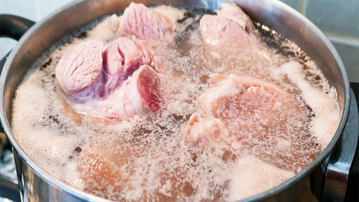 Cho xương heo vào chần sơ từ 3 - 5 phút