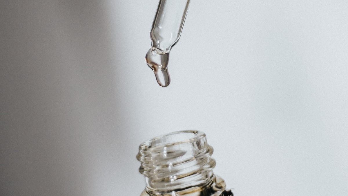 Serum là dạng sản phẩm chăm sóc da, thường gọi là tinh chất dưỡng da