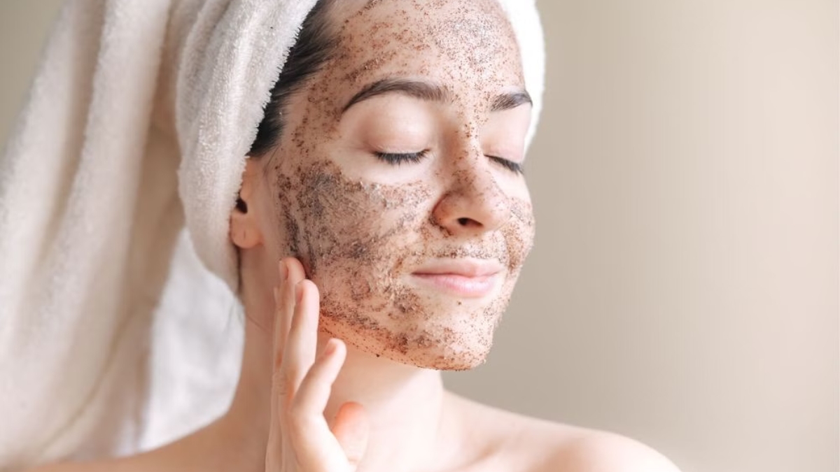Lấy lượng vừa đủ và dùng đầu ngón tay thao tác nhẹ nhàng