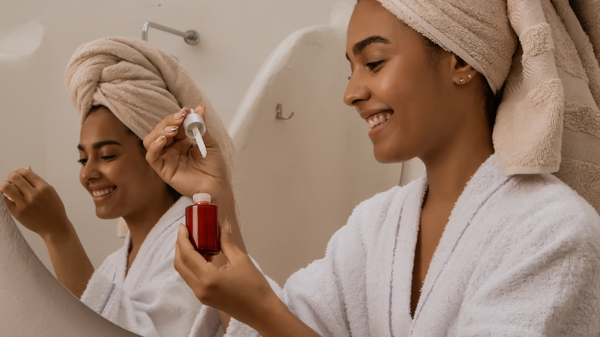 Thoa toner hoặc serum phục hồi (như B5, HA) ngay sau khi lau mặt để khóa ẩm