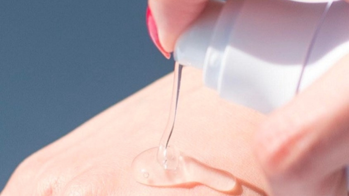 Gel rửa mặt thường có cấu trúc lỏng nhẹ, ít tạo bọt