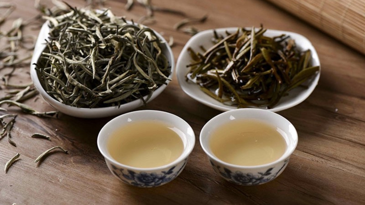 Bạch trà được chế biến khá đơn giản, chủ yếu làm héo và sấy khô nhẹ