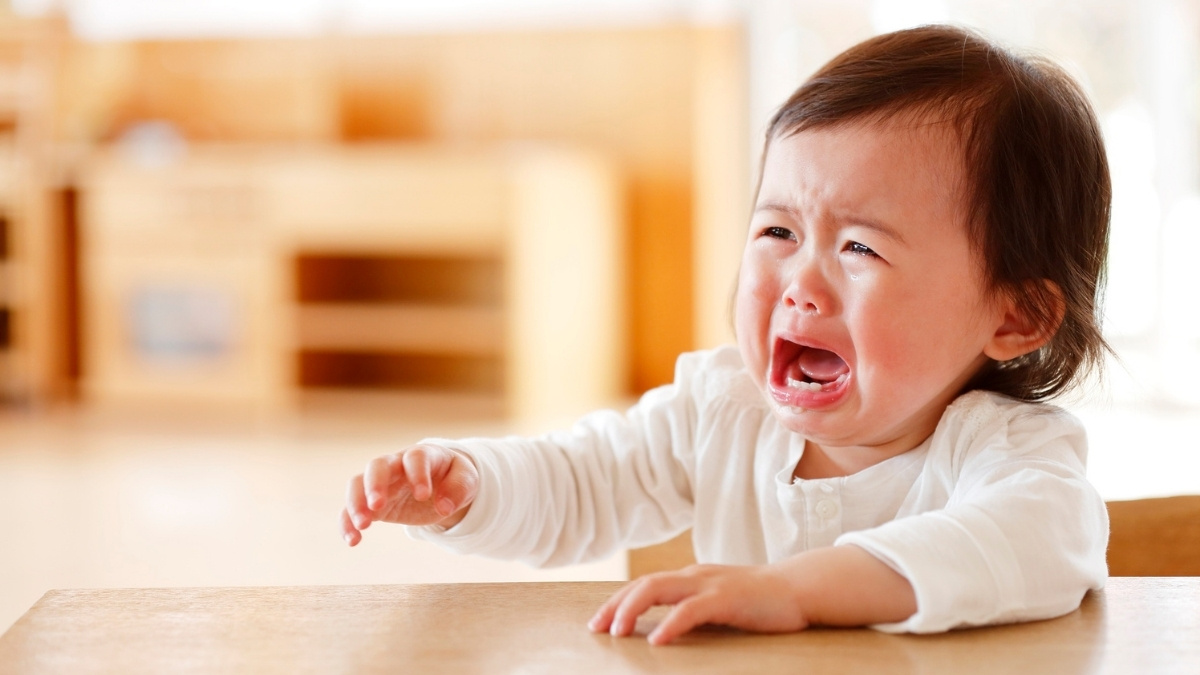 Bé thường xuyên quấy khóc bất thường thì ba mẹ hãy cân nhắc đổi sữa