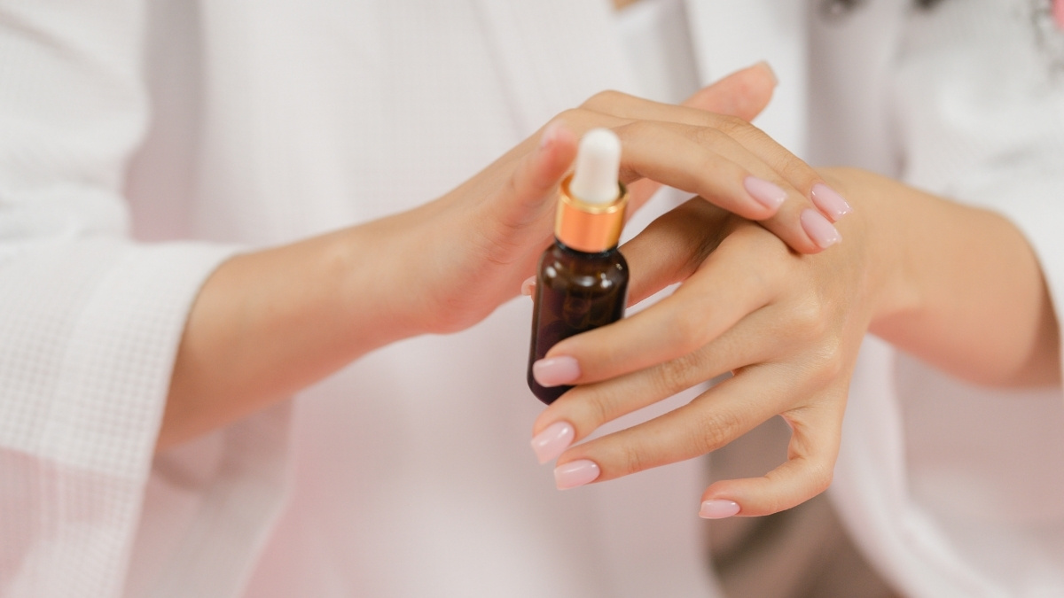 Bôi một lượng nhỏ serum lên cổ tay trước để kiểm tra kích ứng