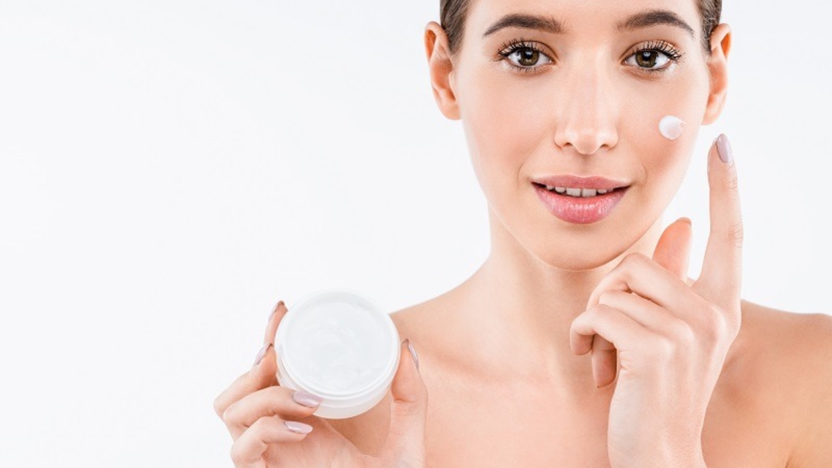 Thoa trực tiếp một lớp kem dưỡng ẩm đa năng phù hợp với loại da