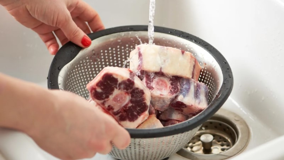 Rửa từng khúc xương dưới vòi nước