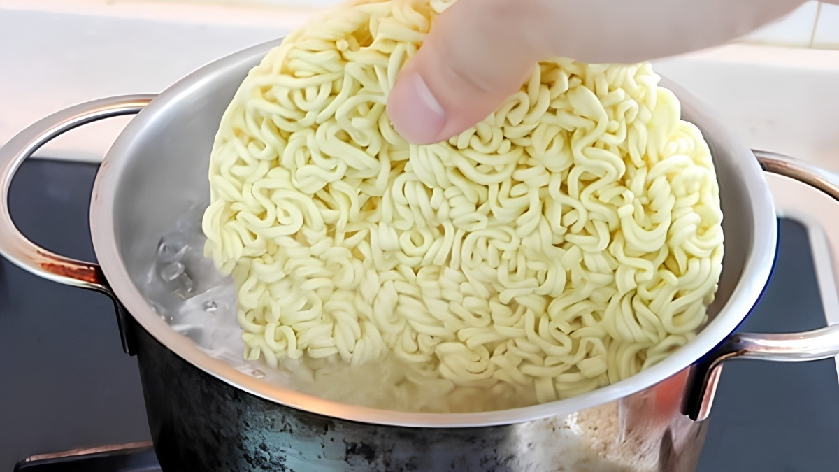 Đun sôi liên tục 5 phút trên bếp để cấu trúc mạng lưới gluten bung nở đồng đều