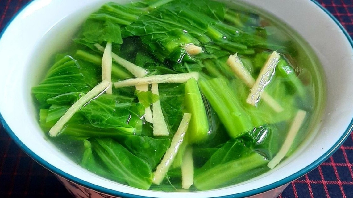 Vị hơi the cay của cải xanh và gừng ấm tỳ vị giúp hỗ trợ tiêu hóa tốt hơn