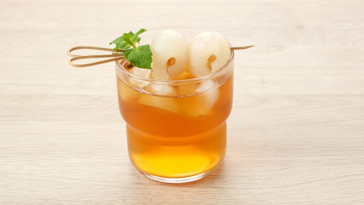 Pha chế trà vải và trang trí thưởng thức