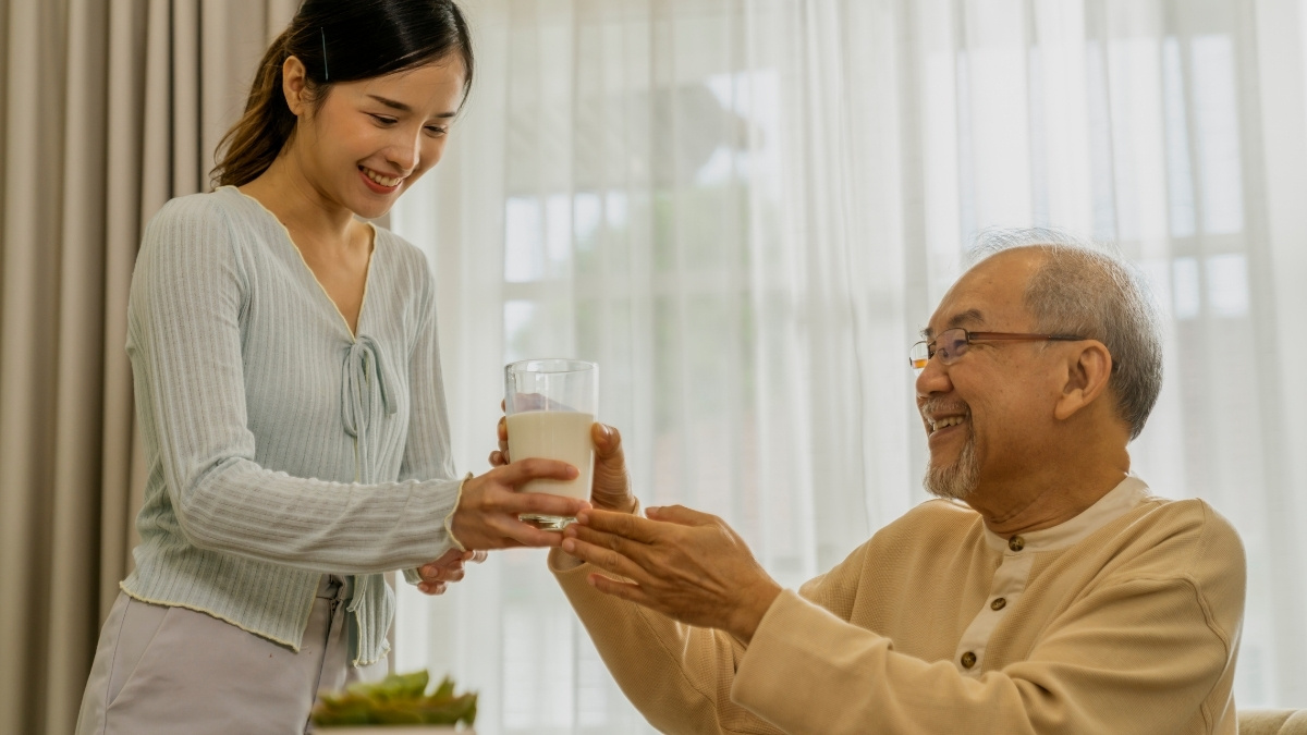 Người già nên tránh uống sữa ngay sau bữa chính quá no và hạn chế uống quá muộn