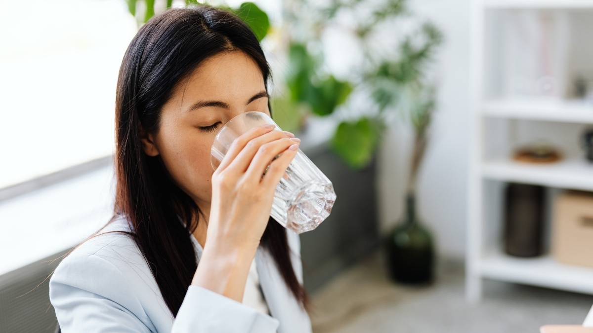 Nước sẽ giúp pha loãng nồng độ caffeine đang lưu thông trong máu